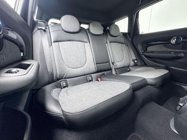 Mini COOPER CLUBMAN Classic Apple Carplay / MINI Navigatie / Parkeersensoren / Schuidak / Black Edition / 17 Inch