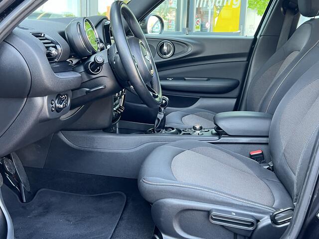 Mini COOPER CLUBMAN 1.5 136 pk Business Navigatie Trekhaak Clima + Cruise Control 17 Inch Velgen Parkeersensoren NL Auto