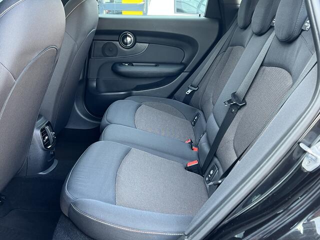 Mini COOPER CLUBMAN 1.5 136 pk Business Navigatie Trekhaak Clima + Cruise Control 17 Inch Velgen Parkeersensoren NL Auto