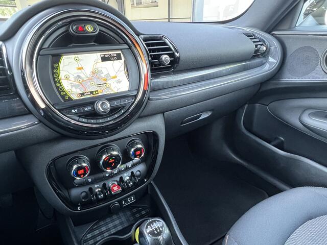 Mini COOPER CLUBMAN 1.5 136 pk Business Navigatie Trekhaak Clima + Cruise Control 17 Inch Velgen Parkeersensoren NL Auto