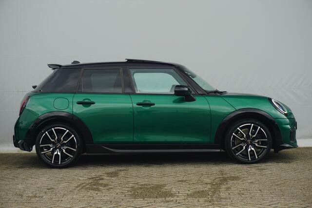 Mini COOPER S 5-Deurs / John Cooper Works Uitvoering / Pakket M / 18'' LM Velgen /