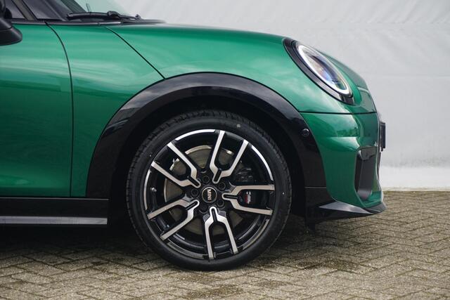 Mini COOPER S 5-Deurs / John Cooper Works Uitvoering / Pakket M / 18'' LM Velgen /