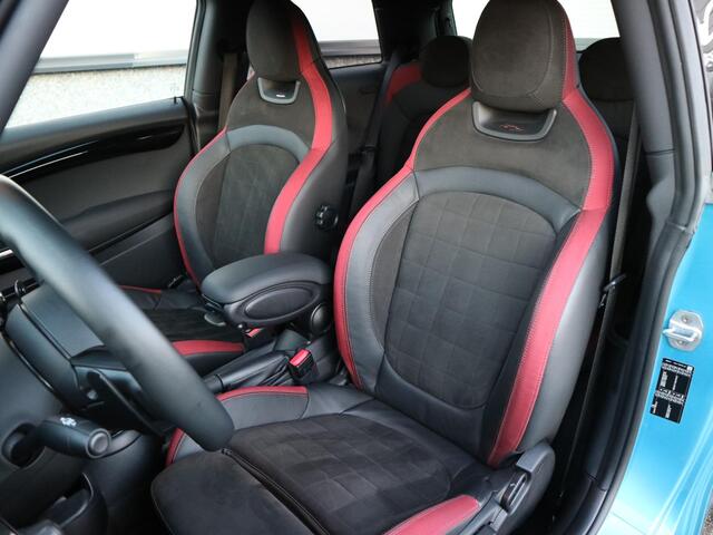 Mini COOPER S 2.0 Cooper S Chili Mini JCW Automaat | HarmanKardon | Black Trim | JCW Schaalstoelen | John Cooper Works | Groot Navi | Elek Spiegels | Parkeensensoren | Stoelverwarming | Sfeerverlichting | Dealer Onderhouden