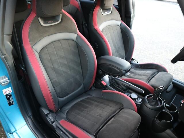 Mini COOPER S 2.0 Cooper S Chili Mini JCW Automaat | HarmanKardon | Black Trim | JCW Schaalstoelen | John Cooper Works | Groot Navi | Elek Spiegels | Parkeensensoren | Stoelverwarming | Sfeerverlichting | Dealer Onderhouden