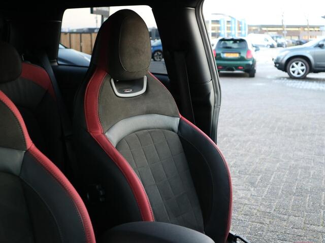 Mini COOPER S 2.0 Cooper S Chili Mini JCW Automaat | HarmanKardon | Black Trim | JCW Schaalstoelen | John Cooper Works | Groot Navi | Elek Spiegels | Parkeensensoren | Stoelverwarming | Sfeerverlichting | Dealer Onderhouden