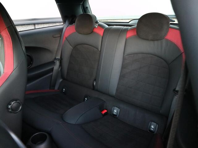 Mini COOPER S 2.0 Cooper S Chili Mini JCW Automaat | HarmanKardon | Black Trim | JCW Schaalstoelen | John Cooper Works | Groot Navi | Elek Spiegels | Parkeensensoren | Stoelverwarming | Sfeerverlichting | Dealer Onderhouden