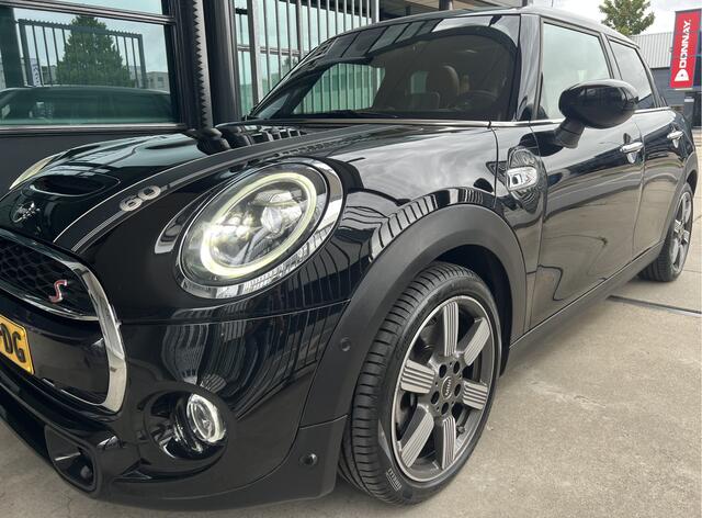 Mini COOPER S Mini 2.0 60 Years Edition | AUTOMAAT | HEAD-UP DISPLAY | LEDER | SCHUIF/KANTELDAK | CARPLAY/ANDROID | CAMERA | HARMAN/KARDON | NAVI | CRUISE CONTROL | PDC V+A | CLIMATE CONTROL | LMV 17'' | STOELVERWARMING | LED | BLUETOOTH