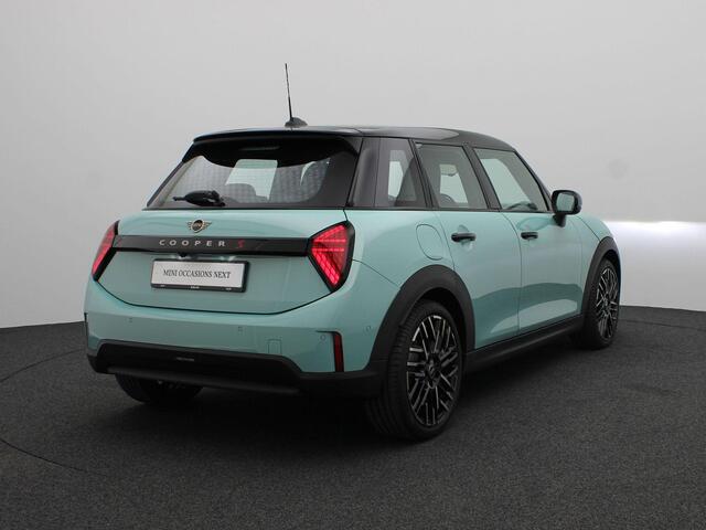 Mini COOPER S 5-Deurs Favoured + Pakket S + Parking Assistant + Driving Assistant + Elektrisch verwarmde voorstoelen + Comfort Access + Stuurwielrand verwarmd