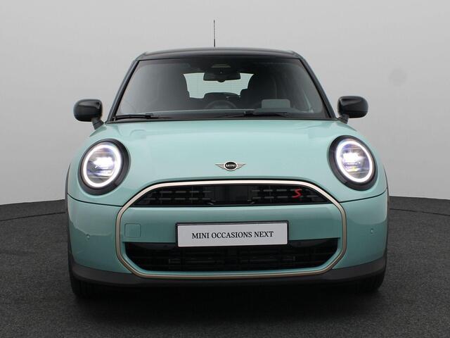 Mini COOPER S 5-Deurs Favoured + Pakket S + Parking Assistant + Driving Assistant + Elektrisch verwarmde voorstoelen + Comfort Access + Stuurwielrand verwarmd
