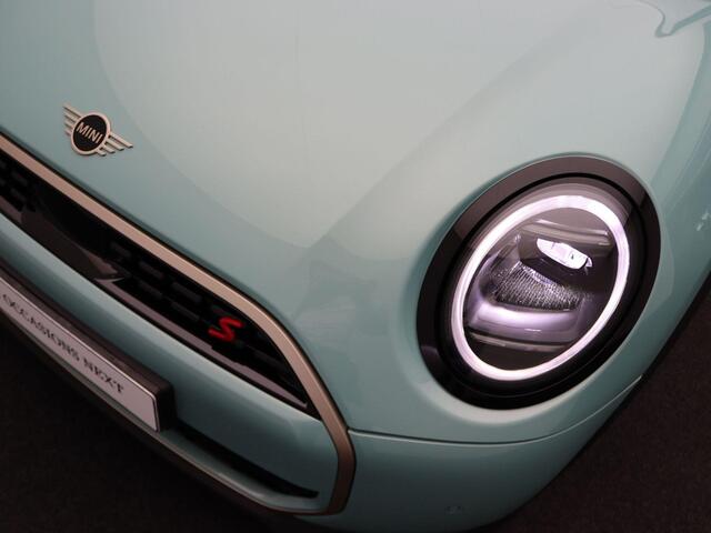 Mini COOPER S 5-Deurs Favoured + Pakket S + Parking Assistant + Driving Assistant + Elektrisch verwarmde voorstoelen + Comfort Access + Stuurwielrand verwarmd