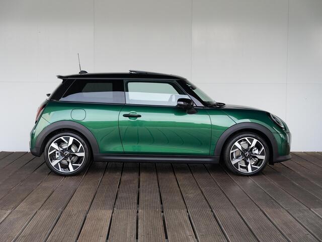 Mini COOPER S Favoured Trim | Pakket XL | Harman Kardon | Comfort Access | Panoramadak | Head-Up Display | Driving Assistant Plus