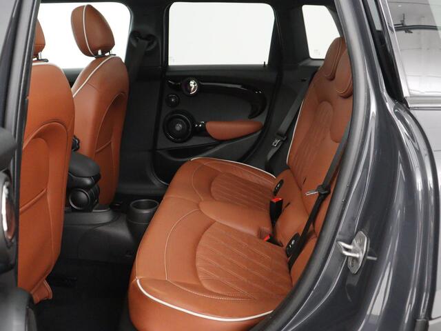 Mini COOPER S 5-Deurs 2.0 | Panoramadak | Adaptive cruise | Harman / Kardon | Leder | Carplay | Camera | Full LED | Sfeerverlichting | Climate control |