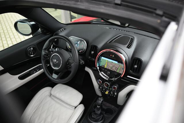 Mini COUNTRYMAN Cooper S E ALL4 Classic Automaat / Panoramadak / Achteruitrijcamera / Stoelverwarming / LED / Harman Kardon / Active Cruise Control / Comfort Access