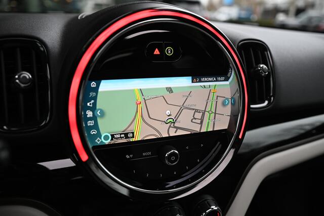 Mini COUNTRYMAN Cooper S E ALL4 Classic Automaat / Panoramadak / Achteruitrijcamera / Stoelverwarming / LED / Harman Kardon / Active Cruise Control / Comfort Access