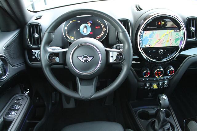 Mini COUNTRYMAN Cooper SE ALL4 Classic Automaat / Panoramadak / Achteruitrijcamera / Comfort Access / LED / Comfortstoelen / Stuurverwarming