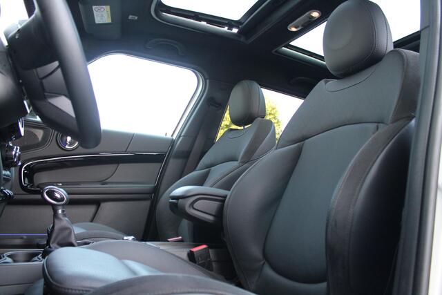 Mini COUNTRYMAN Cooper SE ALL4 Classic Automaat / Panoramadak / Achteruitrijcamera / Comfort Access / LED / Comfortstoelen / Stuurverwarming