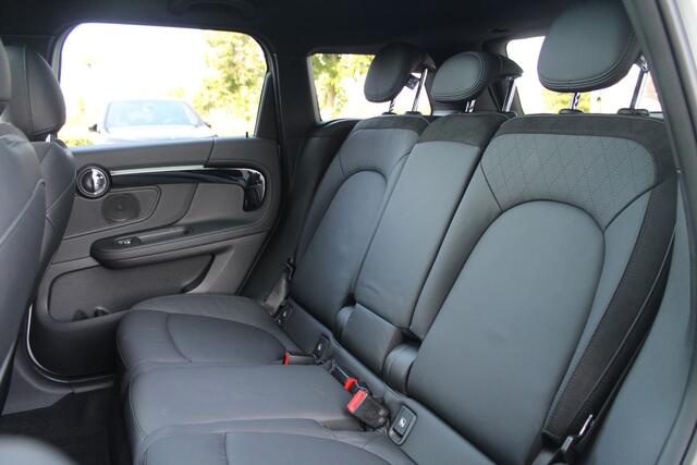 Mini COUNTRYMAN Cooper SE ALL4 Classic Automaat / Panoramadak / Achteruitrijcamera / Comfort Access / LED / Comfortstoelen / Stuurverwarming
