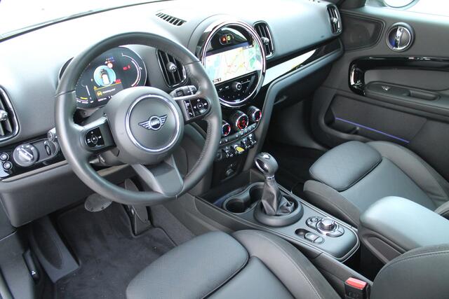 Mini COUNTRYMAN Cooper SE ALL4 Classic Automaat / Panoramadak / Achteruitrijcamera / Comfort Access / LED / Comfortstoelen / Stuurverwarming