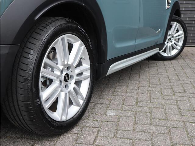 Mini COUNTRYMAN Cooper S E ALL4 Classic Automaat / Panoramadak / Stuurwielverwarming / Harman Kardon / LED / MINI Navigatiesysteem / 17 Inch / Sportstoelen / Trekhaak / Lichtpakket