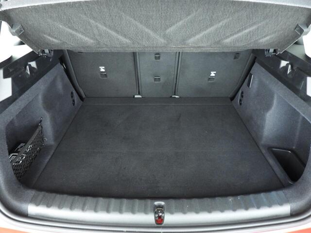 Mini COUNTRYMAN E Classic / Driving assist / LED / Park assist / Stoelverwarming / Alu wielen 18 inch