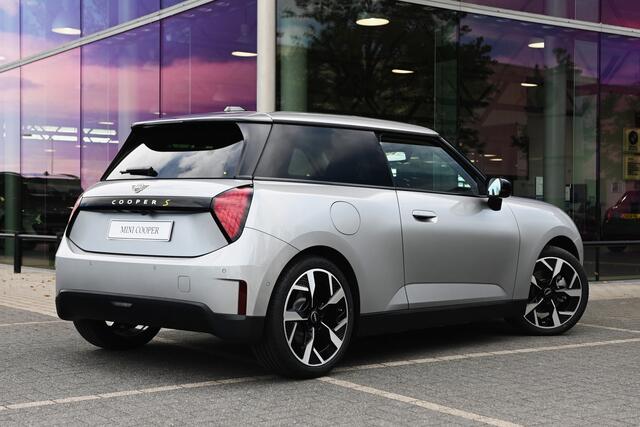 Mini Electric Hatchback Cooper SE / Favoured Trim / Pakket M / 18 inch Slide Spoke 2-tone