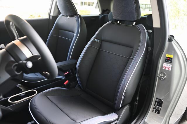 Mini Electric Hatchback Cooper SE / Favoured Trim / Pakket M / 18 inch Slide Spoke 2-tone