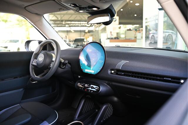 Mini Electric Hatchback Cooper SE / Favoured Trim / Pakket M / 18 inch Slide Spoke 2-tone