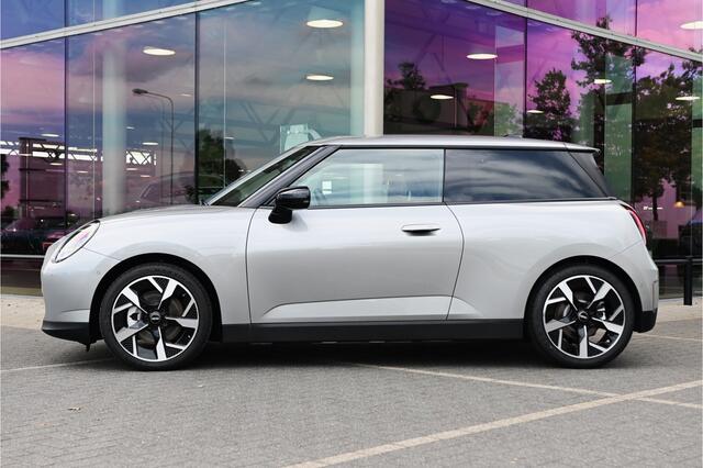 Mini Electric Hatchback Cooper SE / Favoured Trim / Pakket M / 18 inch Slide Spoke 2-tone
