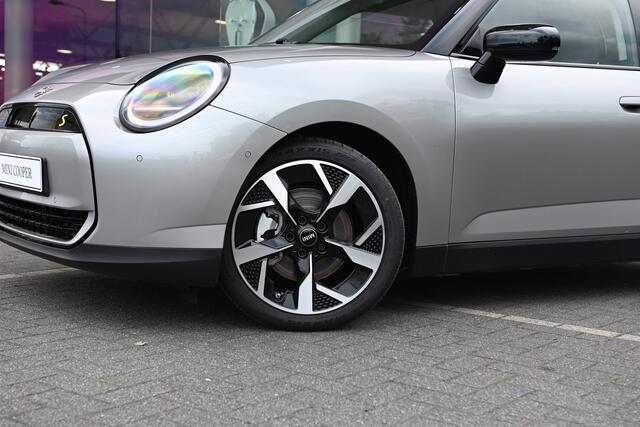 Mini Electric Hatchback Cooper SE / Favoured Trim / Pakket M / 18 inch Slide Spoke 2-tone