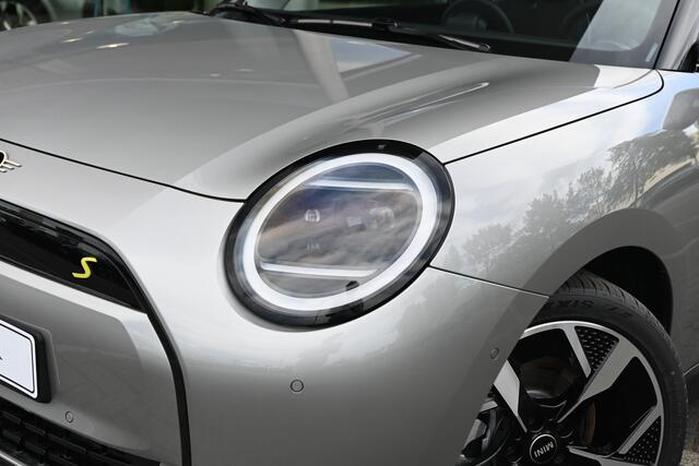 Mini Electric Hatchback Cooper SE / Favoured Trim / Pakket M / 18 inch Slide Spoke 2-tone