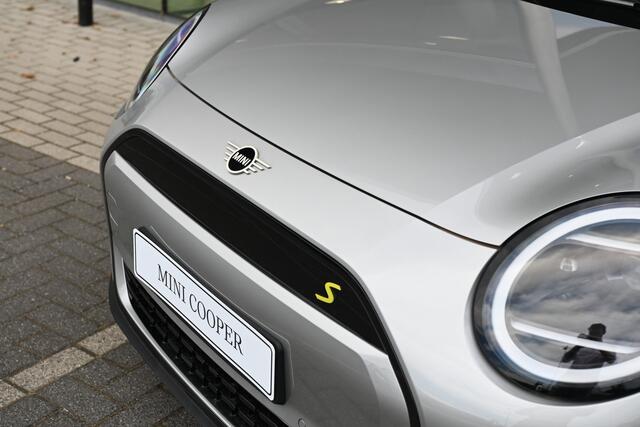 Mini Electric Hatchback Cooper SE / Favoured Trim / Pakket M / 18 inch Slide Spoke 2-tone