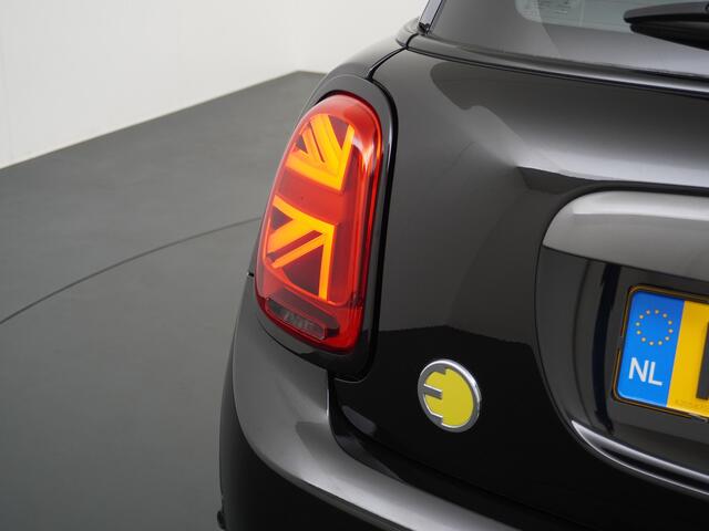Mini Electric Mini AUT-184pk Charged Leer Navi Camera Harman/Kardon Apple Carplay Adaptive Matrix LED koplampen en LED achterlichten met Union Jack SportSt. 1/2 Leer+Verwarmd Connected services Digi-Dash PDC Ecc DAB Comfort Access Cruise Control Stoelverwarming Lmv 17"