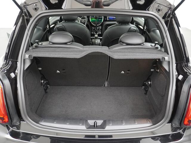 Mini Electric Mini AUT-184pk Charged Leer Navi Camera Harman/Kardon Apple Carplay Adaptive Matrix LED koplampen en LED achterlichten met Union Jack SportSt. 1/2 Leer+Verwarmd Connected services Digi-Dash PDC Ecc DAB Comfort Access Cruise Control Stoelverwarming Lmv 17"