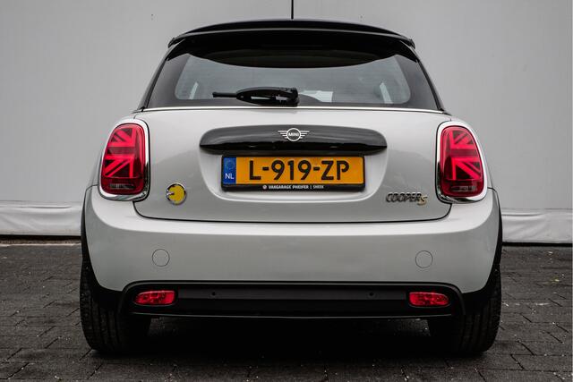 Mini Electric Mini Classic 33 kWh Full map navigatie/ Stoelverwarming/ Sportstoelen/ Carplay/