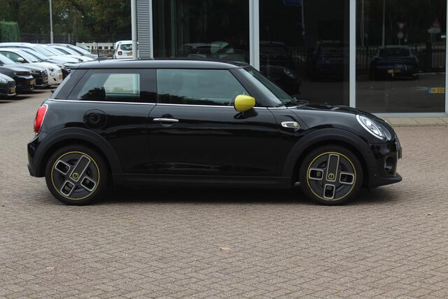 Mini Electric Mini Charged 33 kWh / Camera / Head-up / Leder / Harman Kardon / Keyless / 17'' / CarPlay / Stoelverwarming / Matrix LED / DAB / Cruise Control