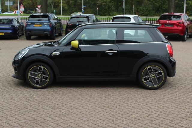 Mini Electric Mini Charged 33 kWh / Camera / Head-up / Leder / Harman Kardon / Keyless / 17'' / CarPlay / Stoelverwarming / Matrix LED / DAB / Cruise Control