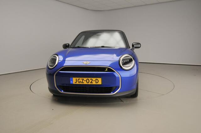 Mini Electric 3-deurs Cooper SE Favoured / Panoramadak / Head-up / Park assist / JCW Stoelen / LED / Alu wielen 18 inch