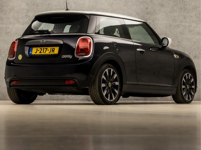 Mini Electric Mini Yours 33 kWh 184Pk Automaat (PANORAMADAK, VIRTUAL COCKPIT, APPLE CARPLAY, HEAD-UP DISPLAY, LEDER, HARMAN/KARDON, STOELVERWARMING, CAMERA, KEYLESS, ZWART HEMEL, NIEUWSTAAT)