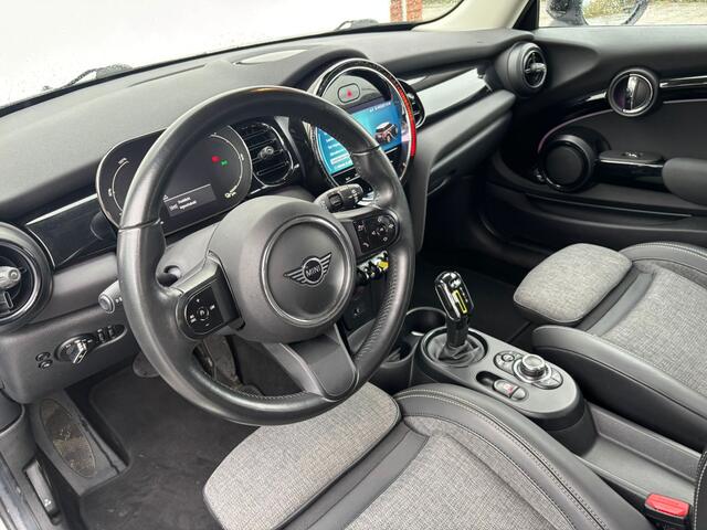 Mini Electric Classic 33 kWh | LED | Apple Carplay & Android Auto | Cruise | Parkeersensoren | Climate Control |