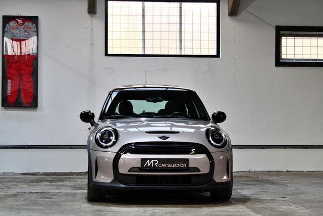 Mini Electric Mini Camden Edition 33 kWh | Panoramadak | 17 inch | Verwarmd stuurwiel | Apple Carplay | Parkeersensoren | Dealer onderhouden |