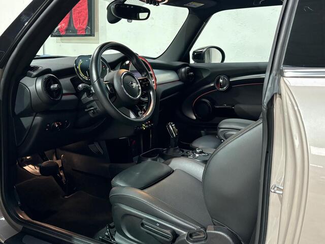 Mini Electric Mini Camden Edition 33 kWh | Panoramadak | 17 inch | Verwarmd stuurwiel | Apple Carplay | Parkeersensoren | Dealer onderhouden |