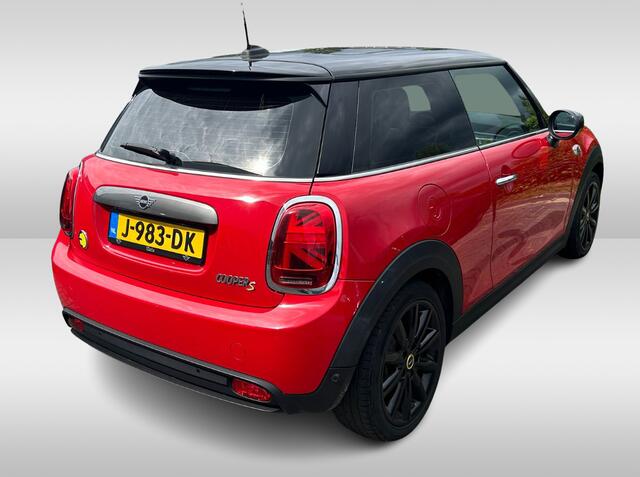 Mini Electric Mini Yours 33 kWh / Full option! / Panoramadak / Camera / Head-up / Leder / Harman Kardon / Keyless / 17'' / CarPlay / Stoelverwarming / Matrix LED / DAB / Cruise Control