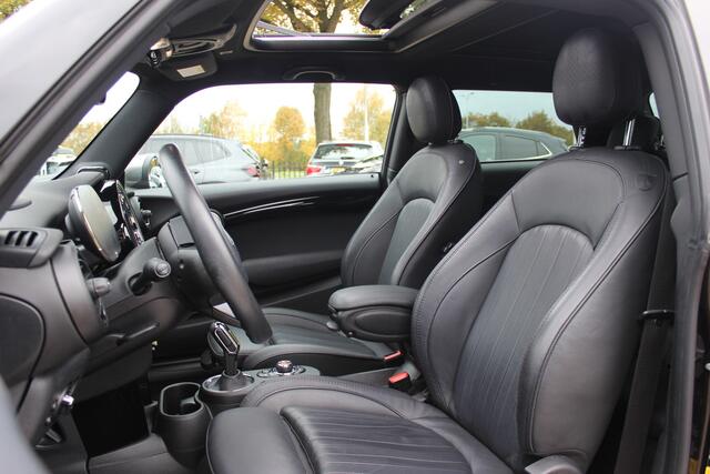 Mini Electric Mini Yours 33 kWh / Full option! / Panoramadak / Camera / Head-up / Leder / Harman Kardon / Keyless / 17'' / CarPlay / Stoelverwarming / Matrix LED / DAB / Cruise Control