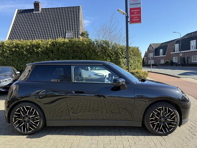 Mini Electric Mini Cooper SE 54 kWh Favoured M-pack, Camera | Pano | Leer