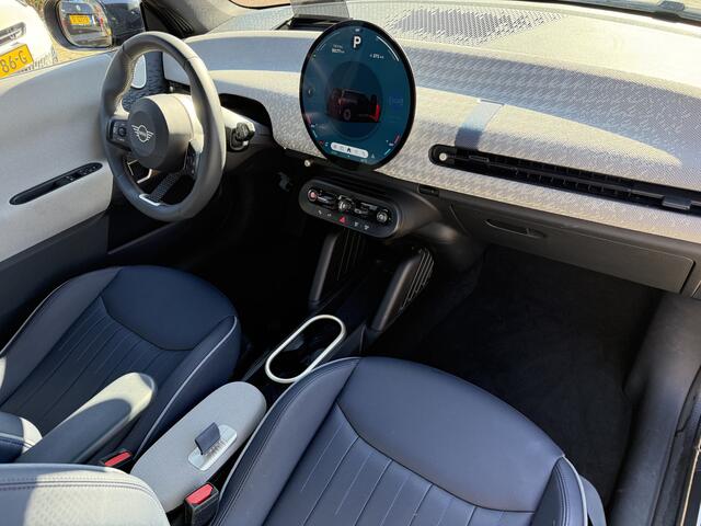 Mini Electric Mini Cooper SE 54 kWh Favoured M-pack, Camera | Pano | Leer