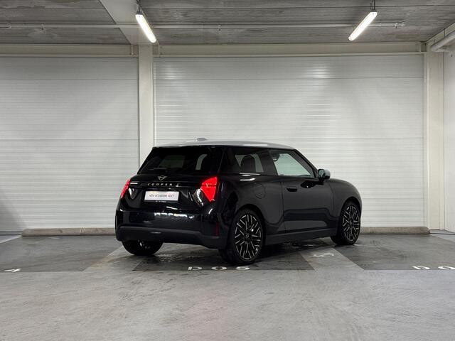 Mini Electric 3-Deurs Cooper SE Favoured M | Head-Up Display | Stuurwielverwarming | Panoramadak