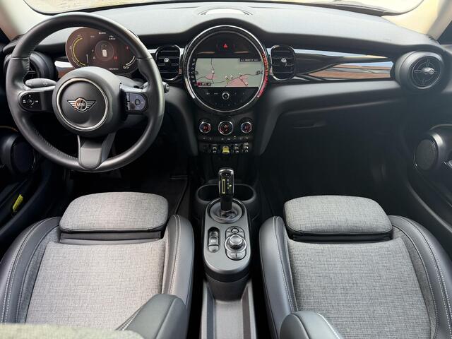 Mini Electric Cooper SE 33 kWh Automaat / Accu SOH 96% / Navigatie / Cruise Control / Stoel Verwarming / Apple Carplay & Android Auto / Start Stop / All Season Banden /