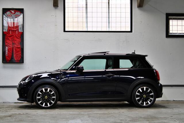 Mini Electric Mini Classic 33 kWh | Panoramadak | Driving Assistant Plus | Apple Carplay | Stuurwielverwarming | NL auto | 1e eigenaar |