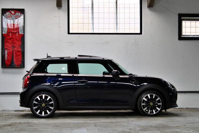 Mini Electric Mini Classic 33 kWh | Panoramadak | Driving Assistant Plus | Apple Carplay | Stuurwielverwarming | NL auto | 1e eigenaar |