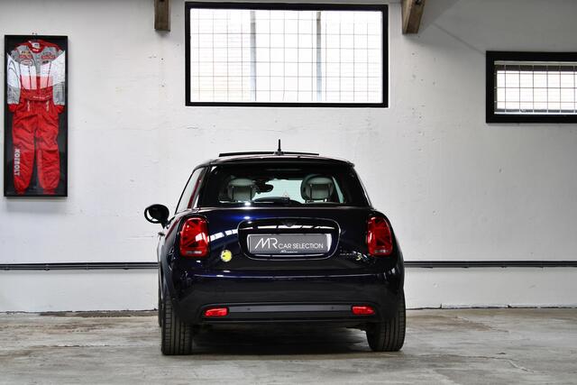 Mini Electric Mini Classic 33 kWh | Panoramadak | Driving Assistant Plus | Apple Carplay | Stuurwielverwarming | NL auto | 1e eigenaar |